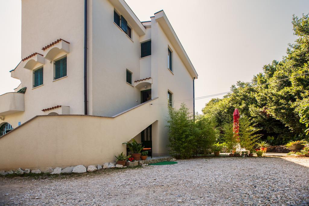 Apartments Delfin Krk Town Extérieur photo